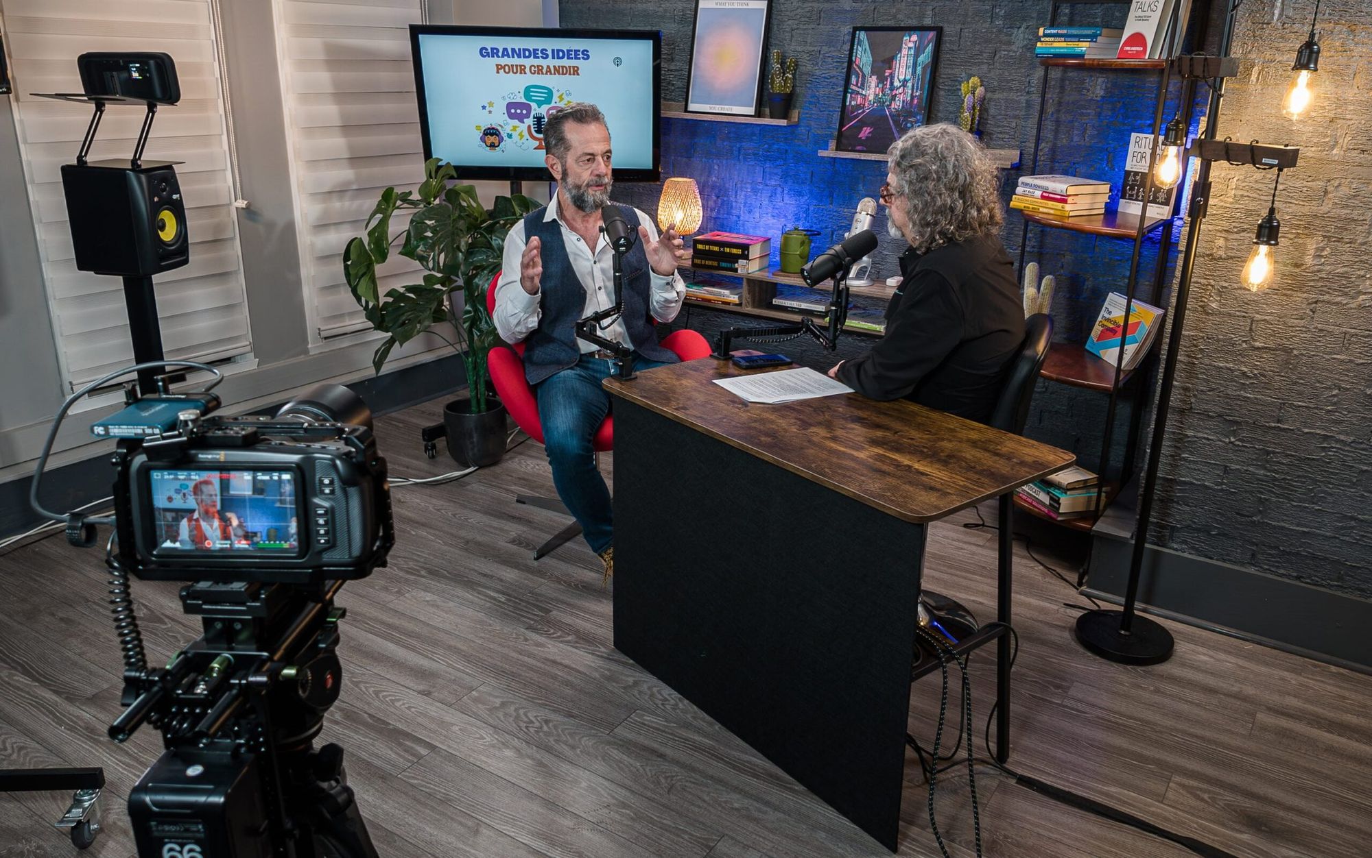 Entrevue en cours sur le plateau du studio Cinequinox