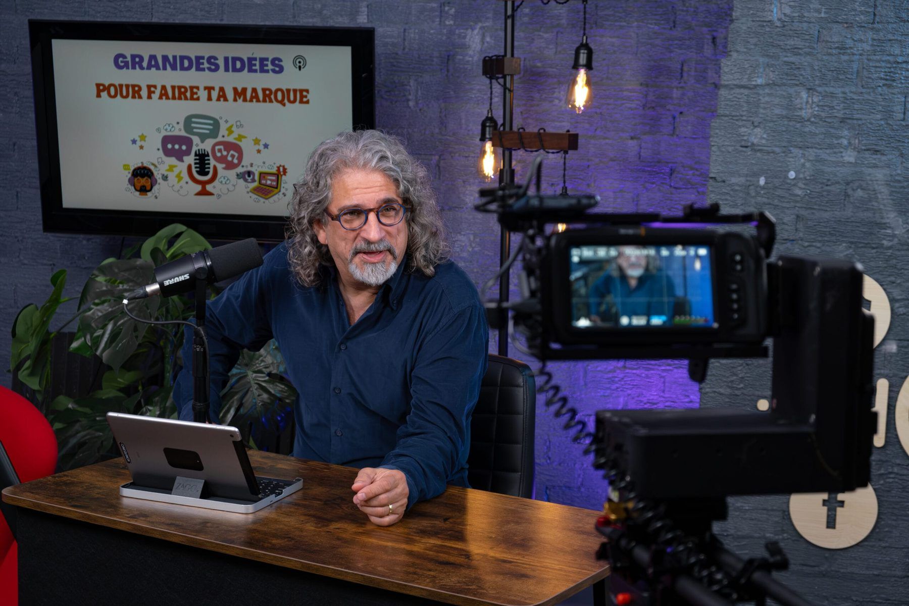 Tournage au bureau du plateau, caméra au premier plan