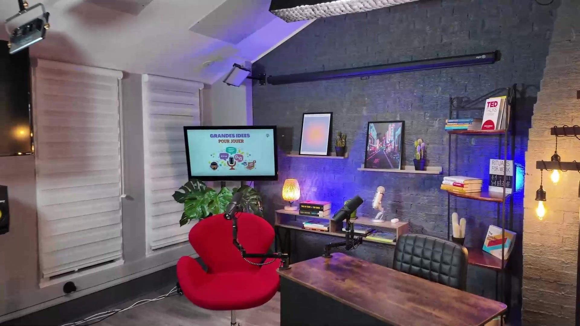 Le plateau du studio Cinequinox, éclairé en violet