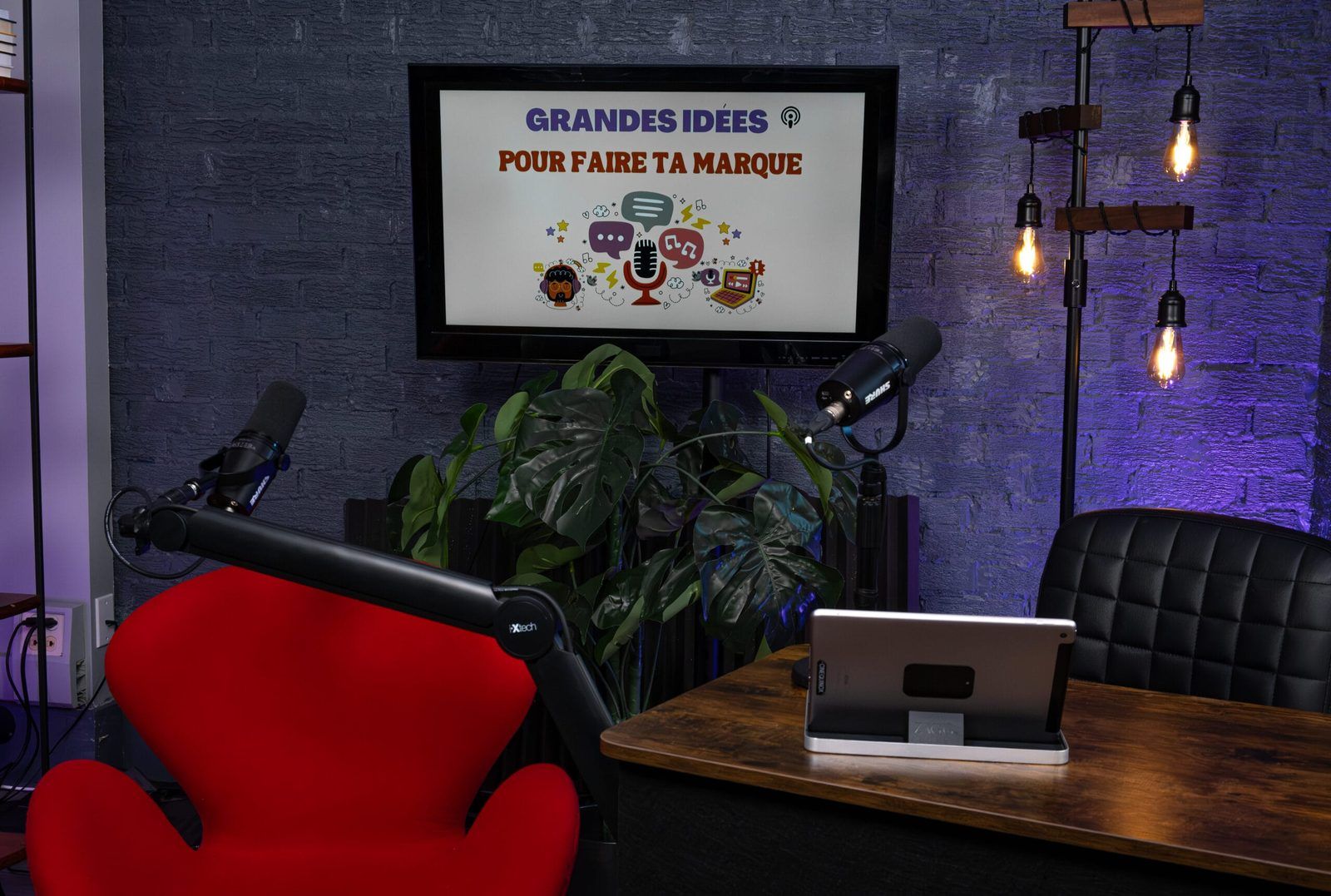 Le plateau du studio : fauteuil rouge, micros et écran