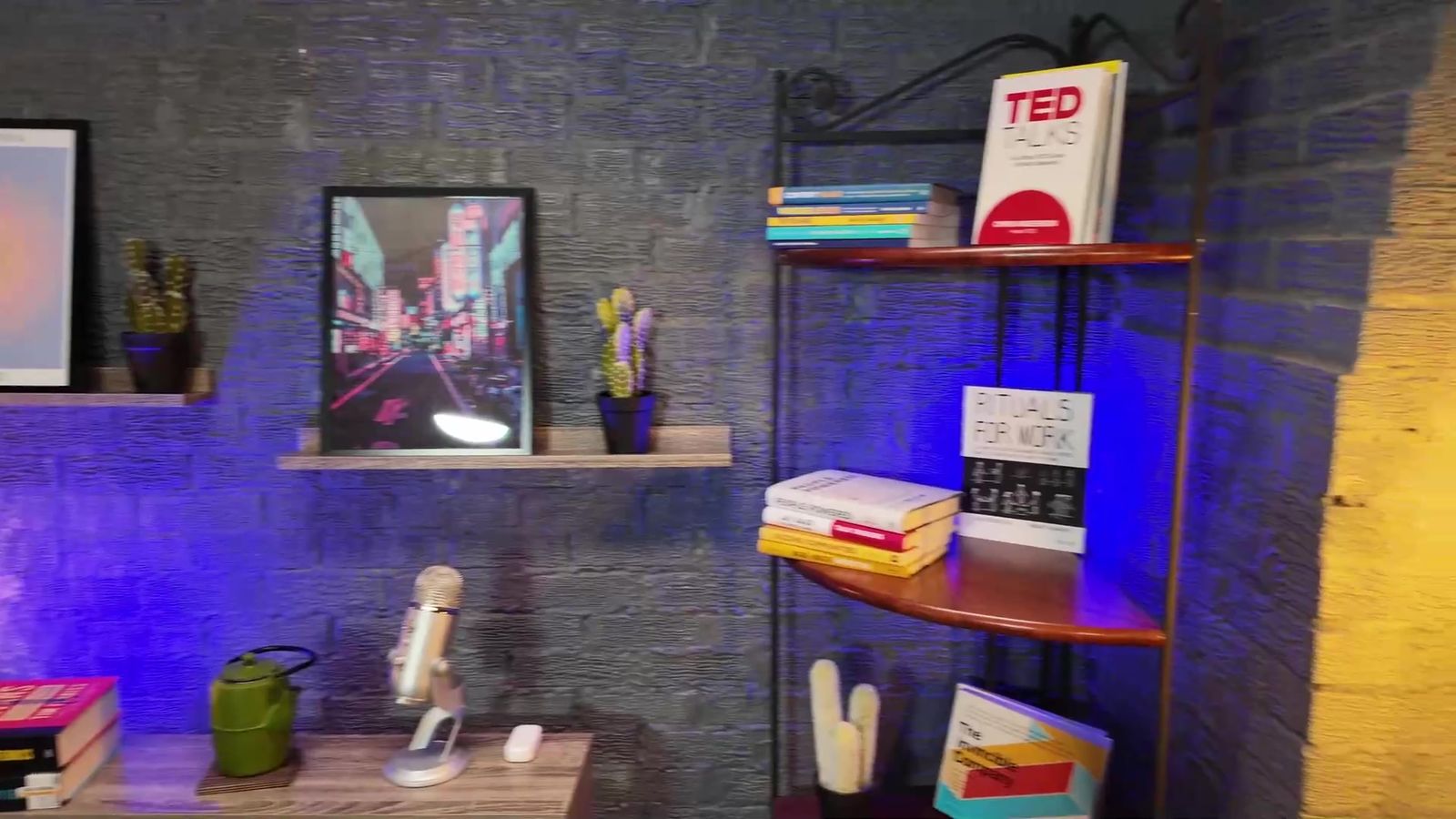 Le décor : brique, lumière violette et étagères