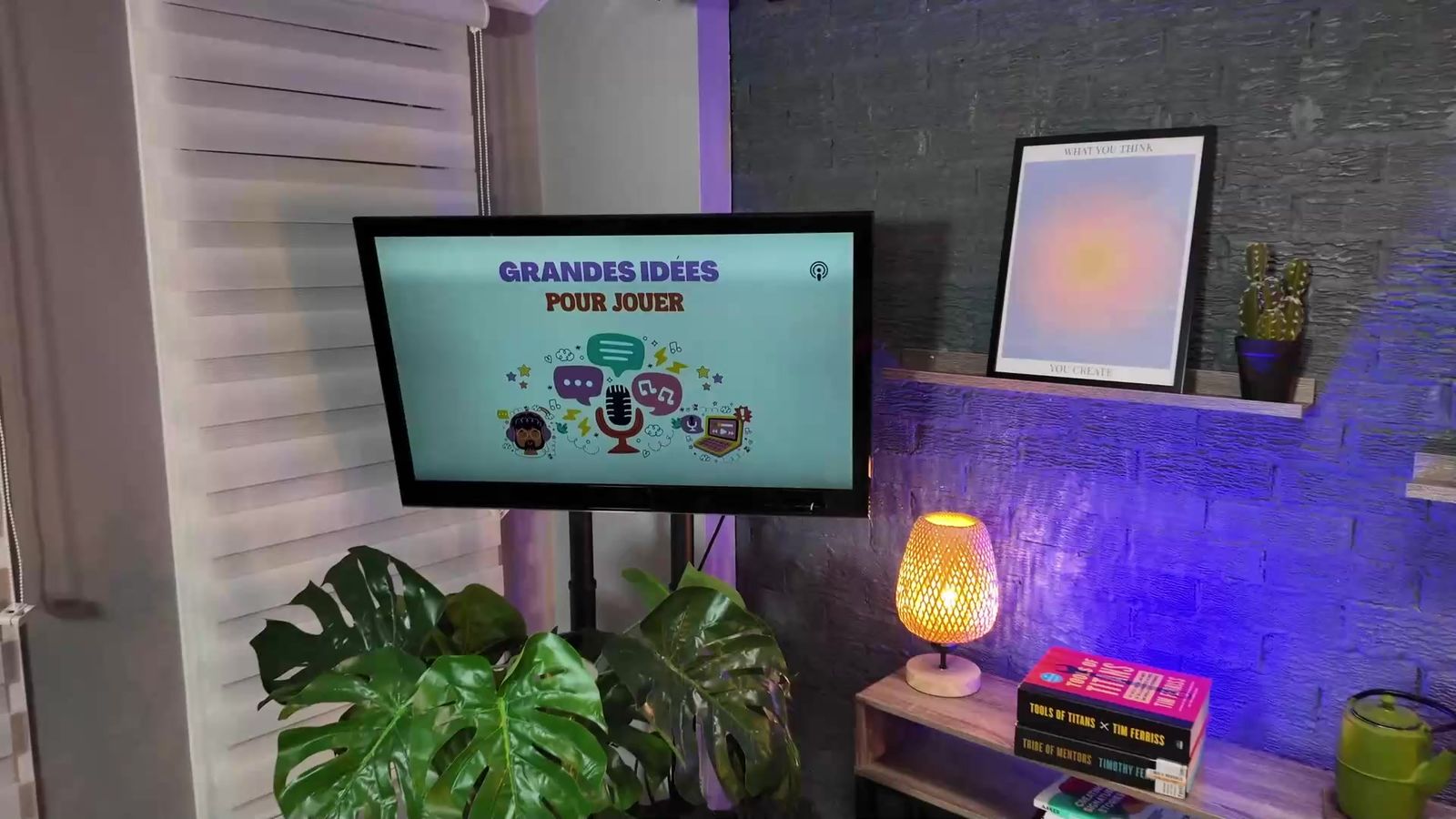 L'écran du plateau affiche le visuel de l'émission
